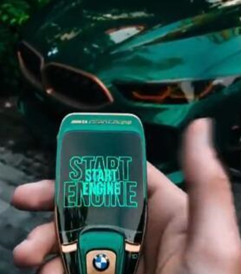宝马m8山脉绿亮相连钥匙也是如此骚气一绿到底你喜欢