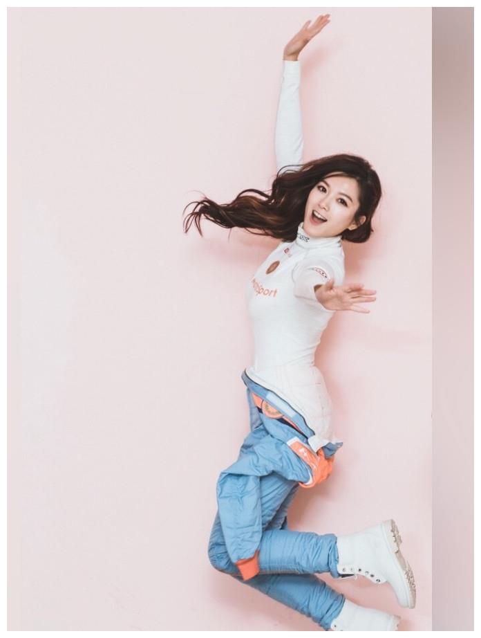 苟芸慧浑身充满胶原蛋白,耀屏的美丽