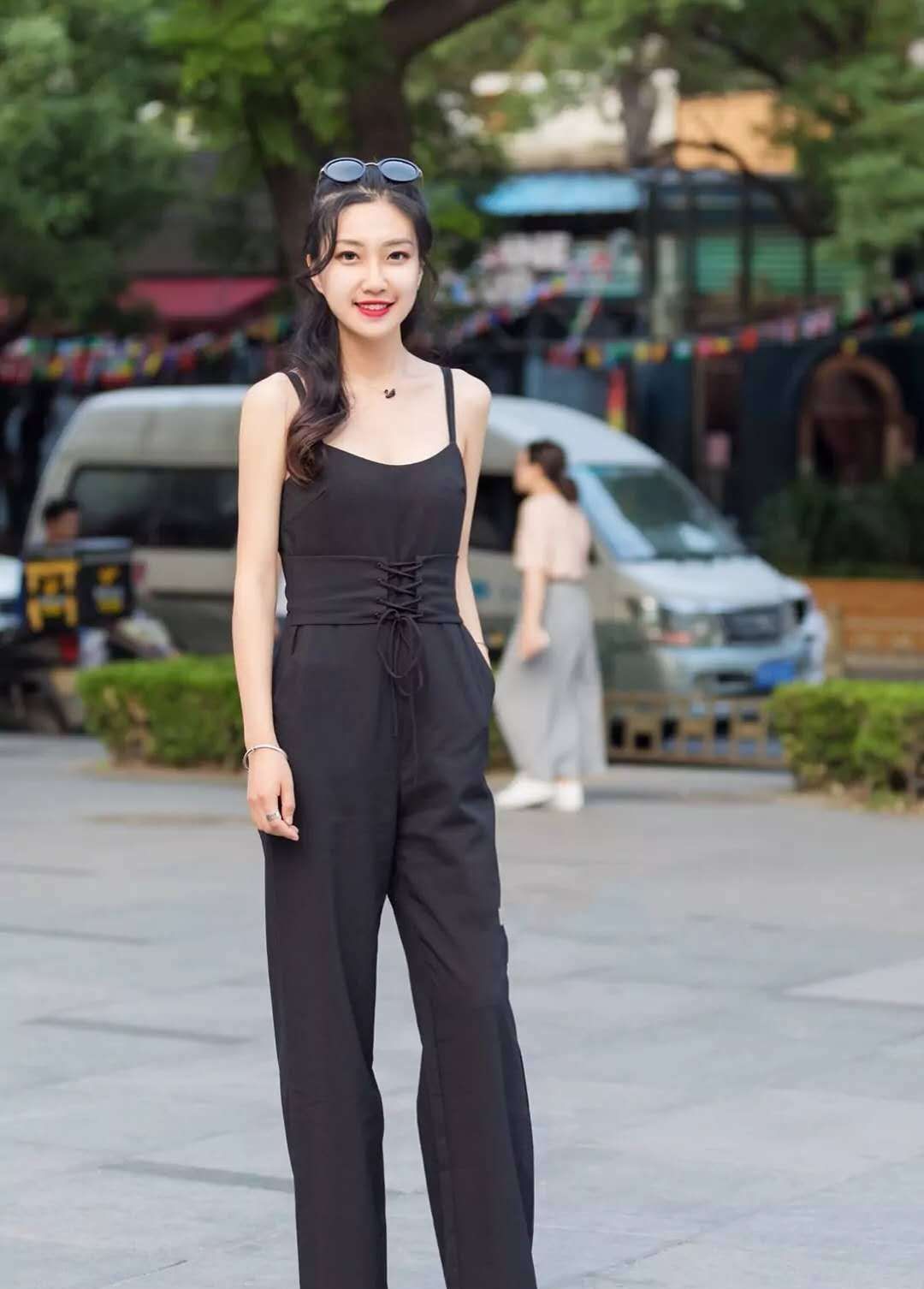 街拍高挑的美女时尚穿搭显出气质高冷面貌美丽迷人