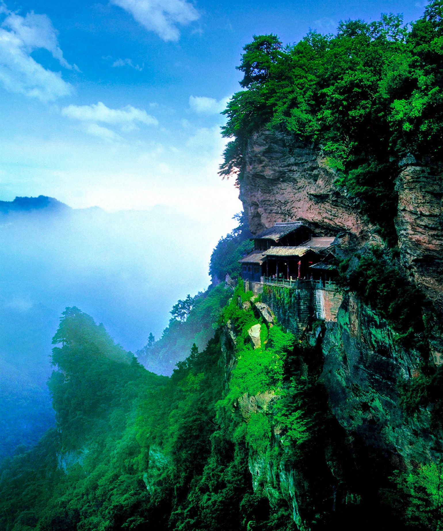 航拍天下第一仙山武当山,挂在悬崖峭壁上的故宫