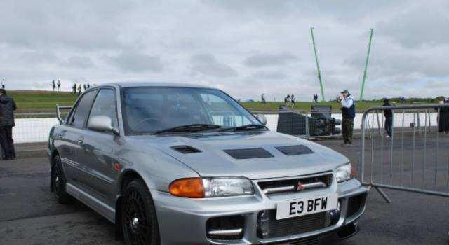 这个人就是须藤京一,而他驾驶的车辆这是三菱evo三代,关于evo的大名