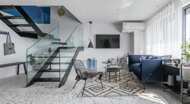 地面装修不流行铺瓷砖了，以前被弃用的水磨石，如今玩出了新花样