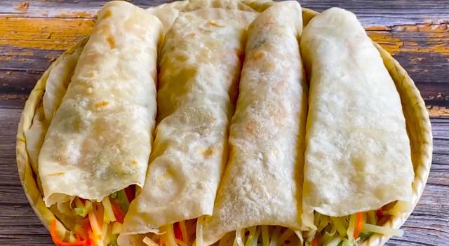 春饼,掌握2个小技巧,一锅烙2个,卷上土豆丝比肉夹馍还好吃