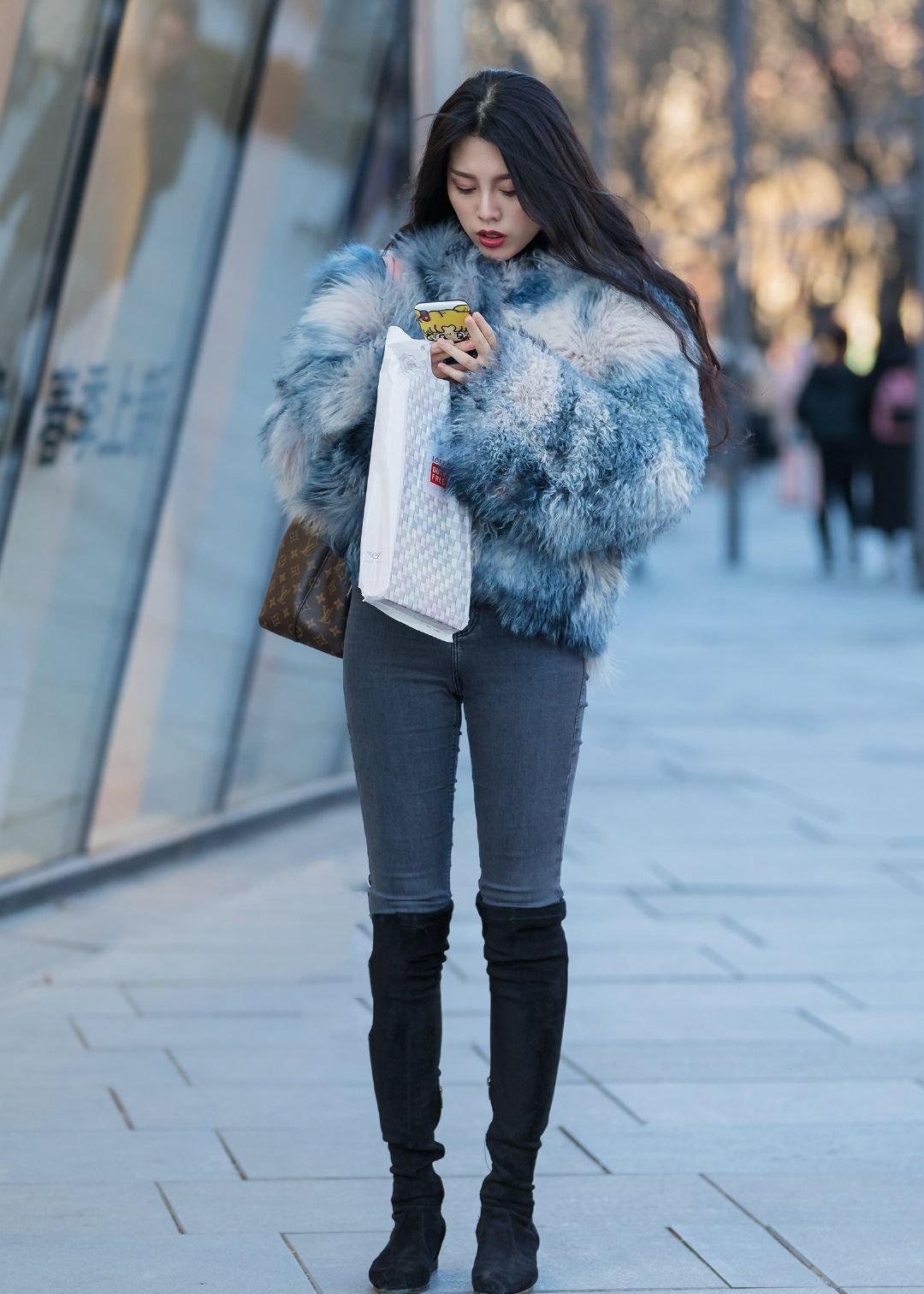 这些牛仔裤姑娘更喜欢搭配彩色的长靴显身材上档次