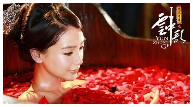 女星出浴照,范冰冰小女人姿态,热巴最妖艳,赵丽颖如水中精灵!