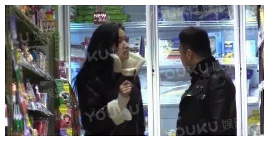 杨坤与小21岁的新疆美女手挽手看电影购物