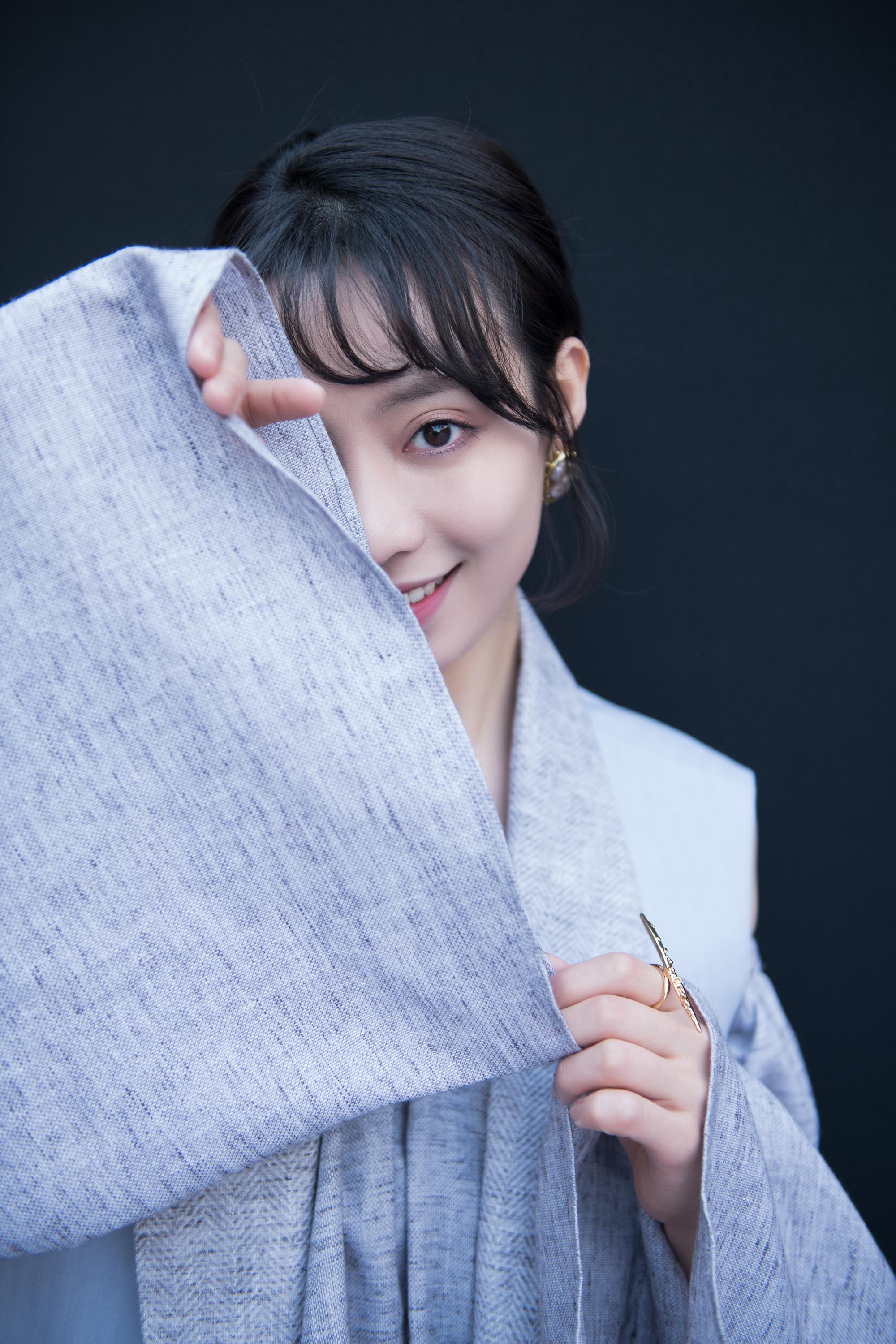 郝文婷现身上海时装周轻松驾驭百变风格