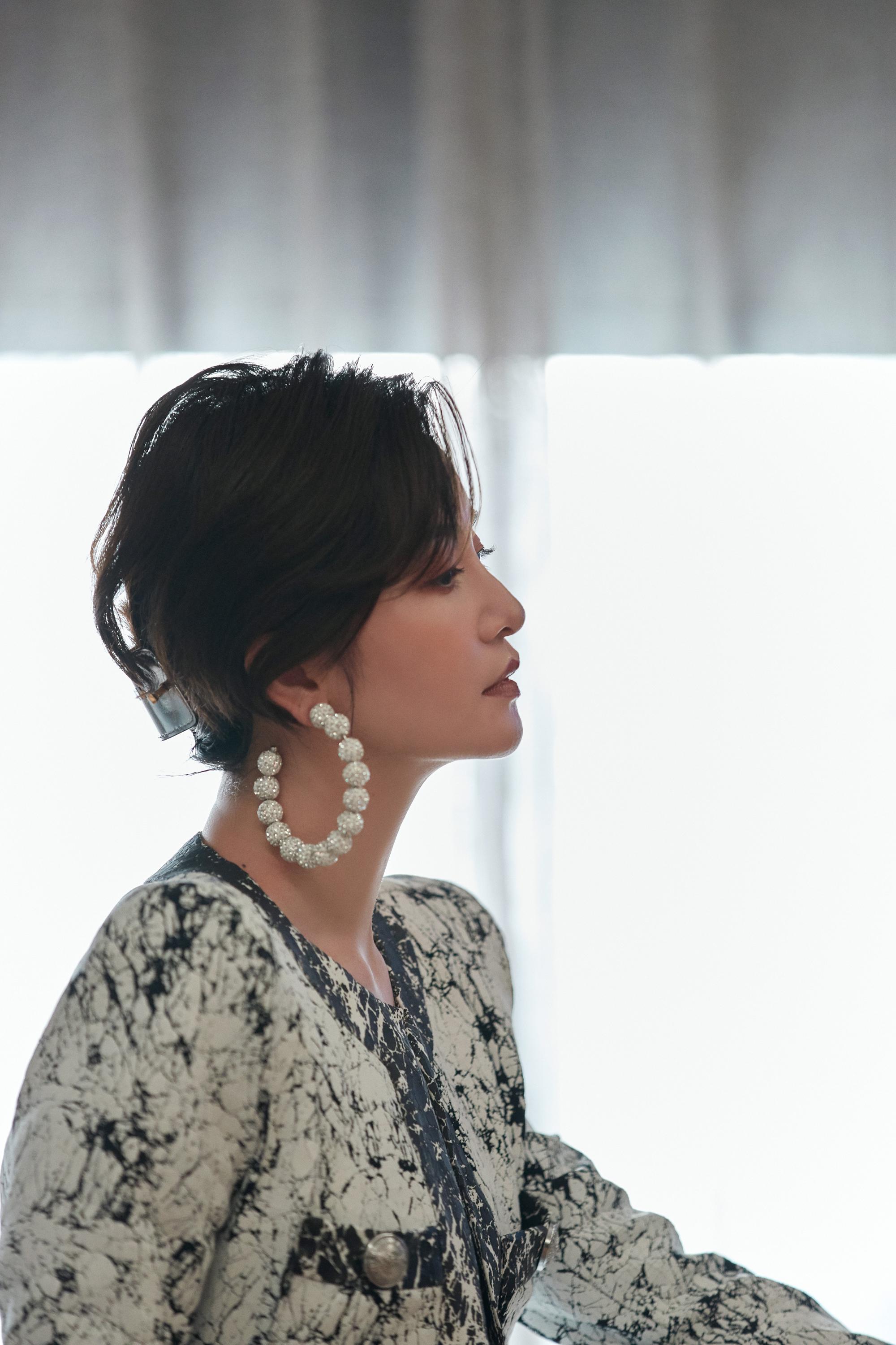 李晟受邀出席品牌活动 西装造型飒爽率性