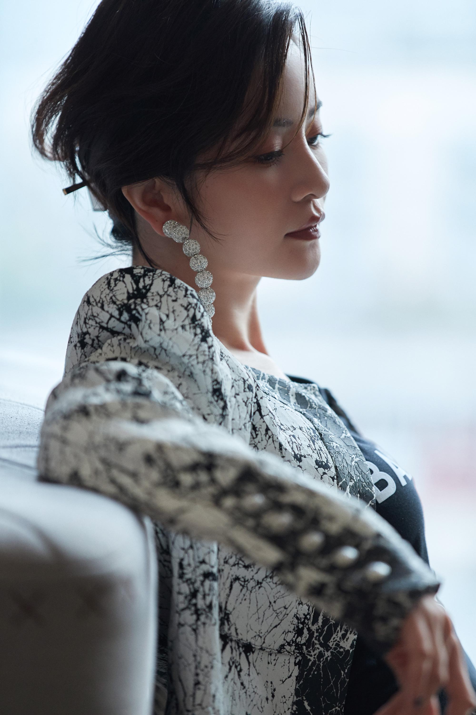 李晟受邀出席品牌活动 西装造型飒爽率性