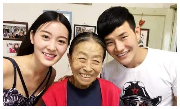 82岁丑娘张少华病危胡歌探望落泪亲儿子做法被怒批没良心