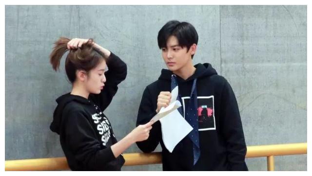 被张雪迎侯明昊合作片段甜到?网友:侯明昊宠溺的眼神太撩了