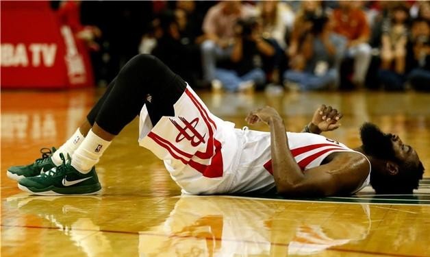 火箭客场惜败热火, 保罗旧伤复发, 哈登被撞倒地表情痛苦