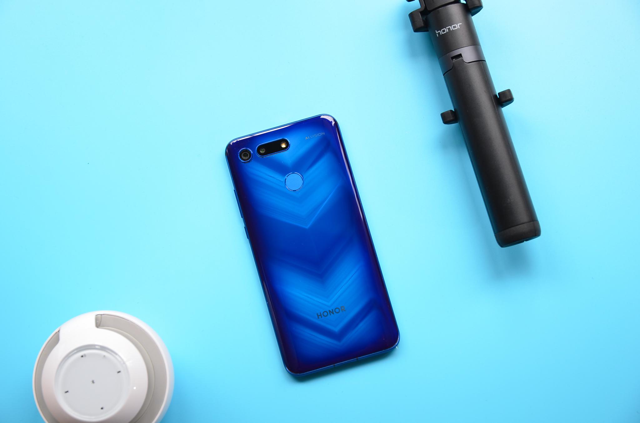 我今年20岁,买得起moschino版荣耀v20,你呢弟弟