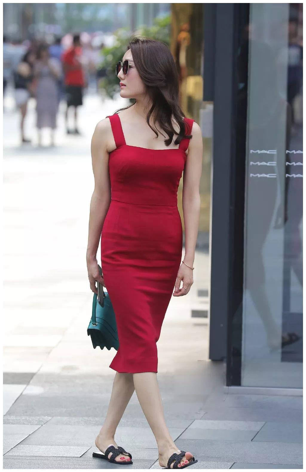 街拍美女 红色连衣裙配墨镜