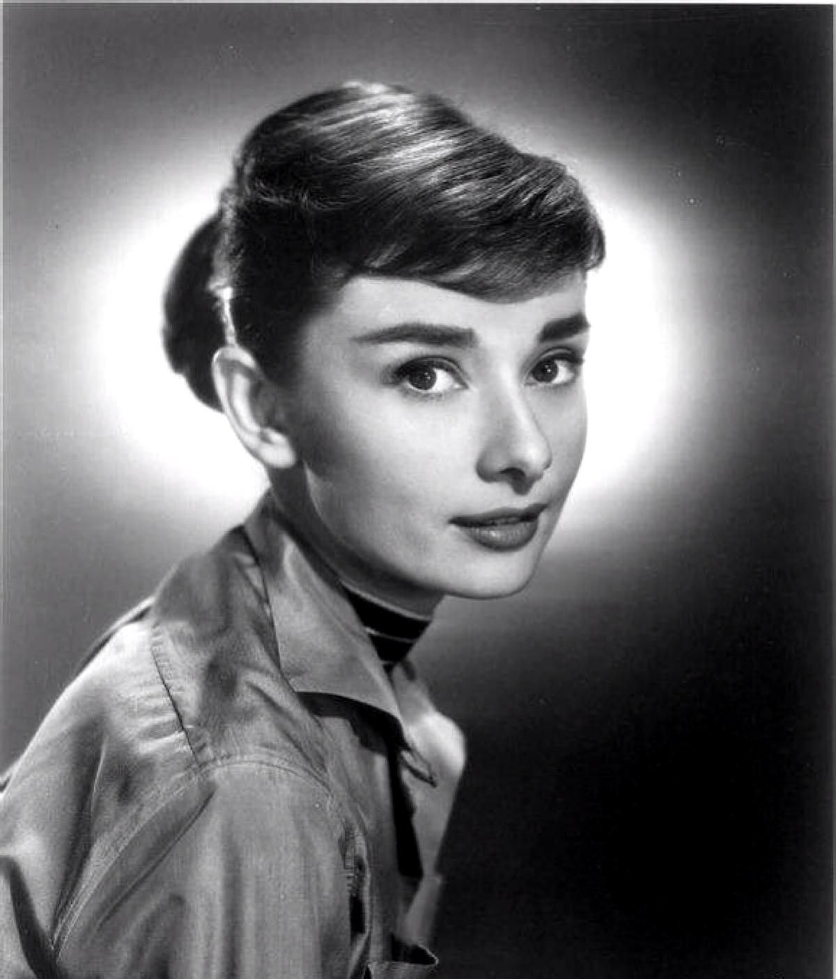 看了奥黛丽·赫本这组黑白老照片,才知道什么叫盛世美颜|奥黛丽赫本