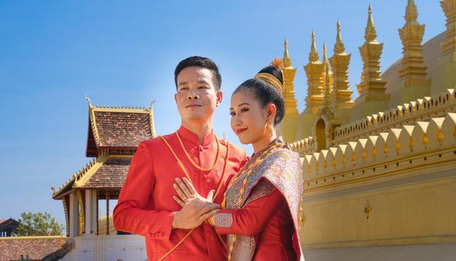 去老挝万象,大金塔是不能错过的景点,还能看到漂亮新娘拍婚纱