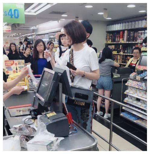 张丹峰洪欣现身超市购物，怀抱女儿满脸笑意，身旁洪欣很温柔！