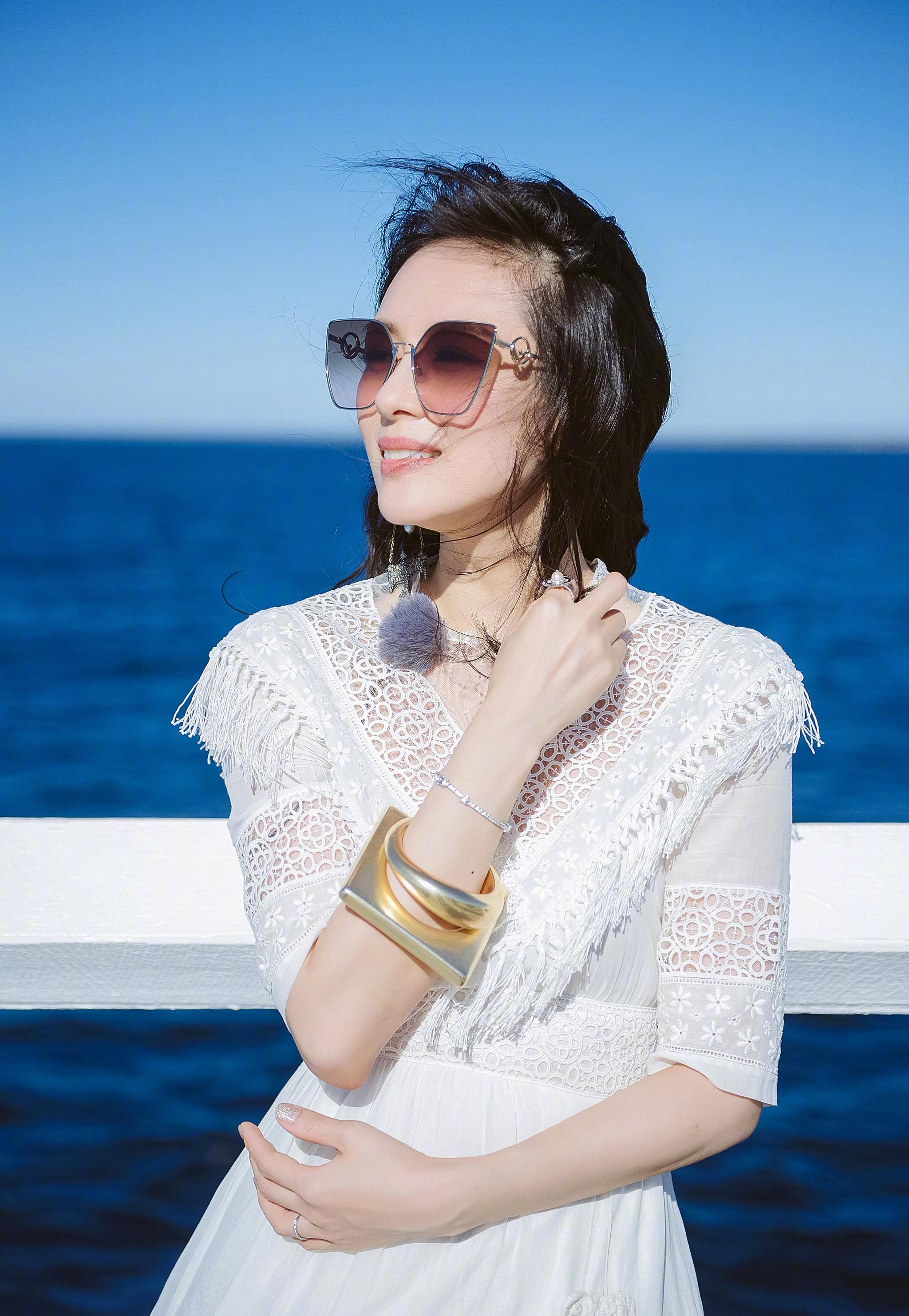 章子怡海边街拍 一袭白色连衣裙,优雅靓丽,气质绝佳