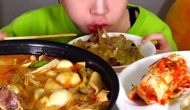 韩国主播最喜欢的中国美食大口塞到嘴里连形象都不顾