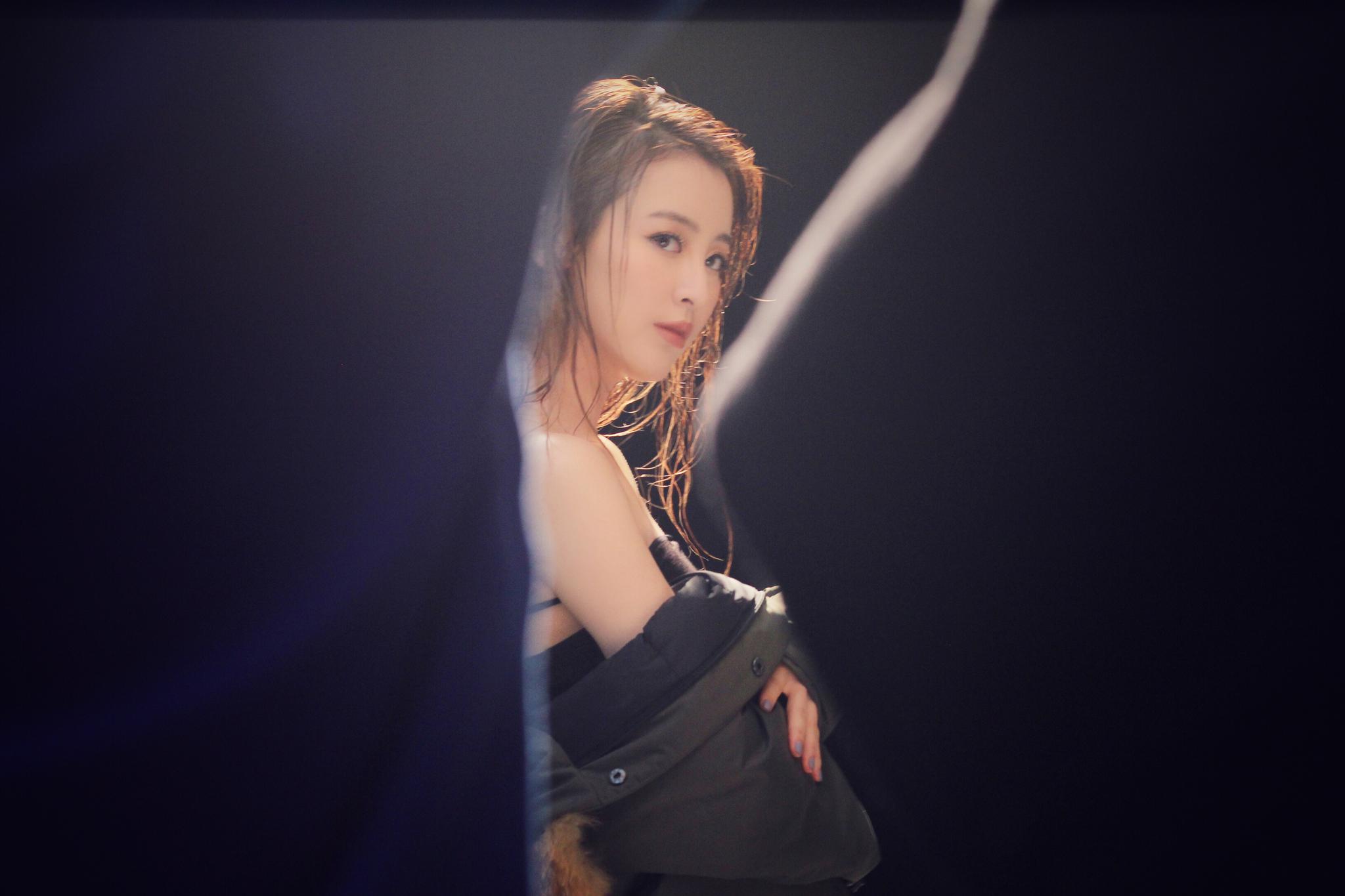 刘雪婧寒冷天气拍宣传照 新专辑《迷失星球》将上线