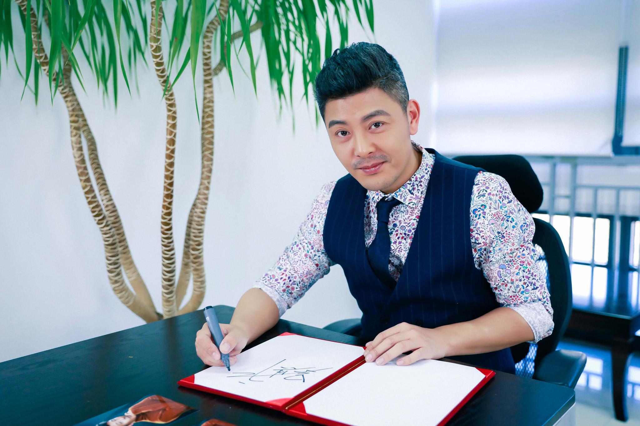 吴其江做客专访节目新剧待播令人期待