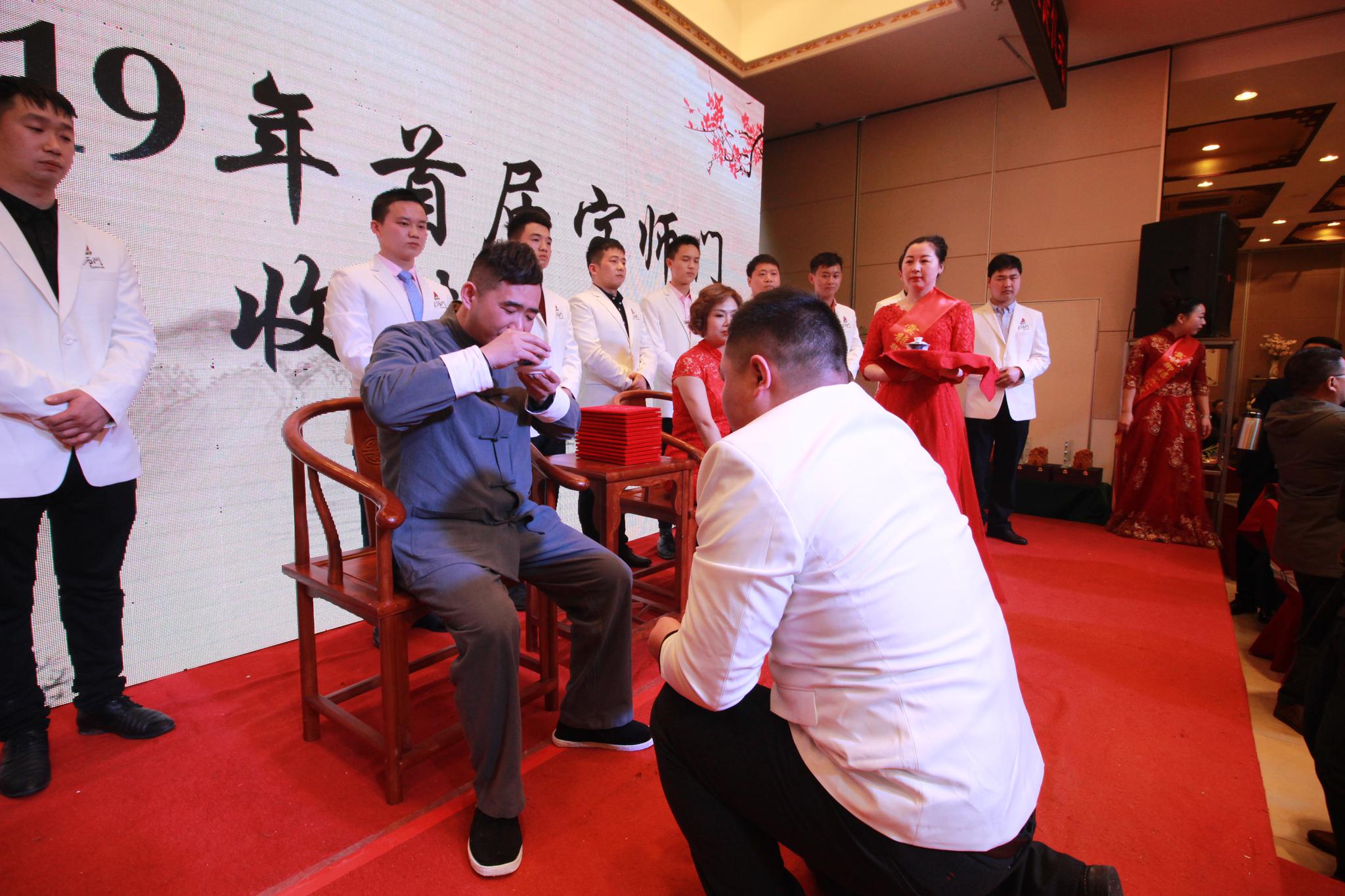 接受徒弟们一一上台拜师