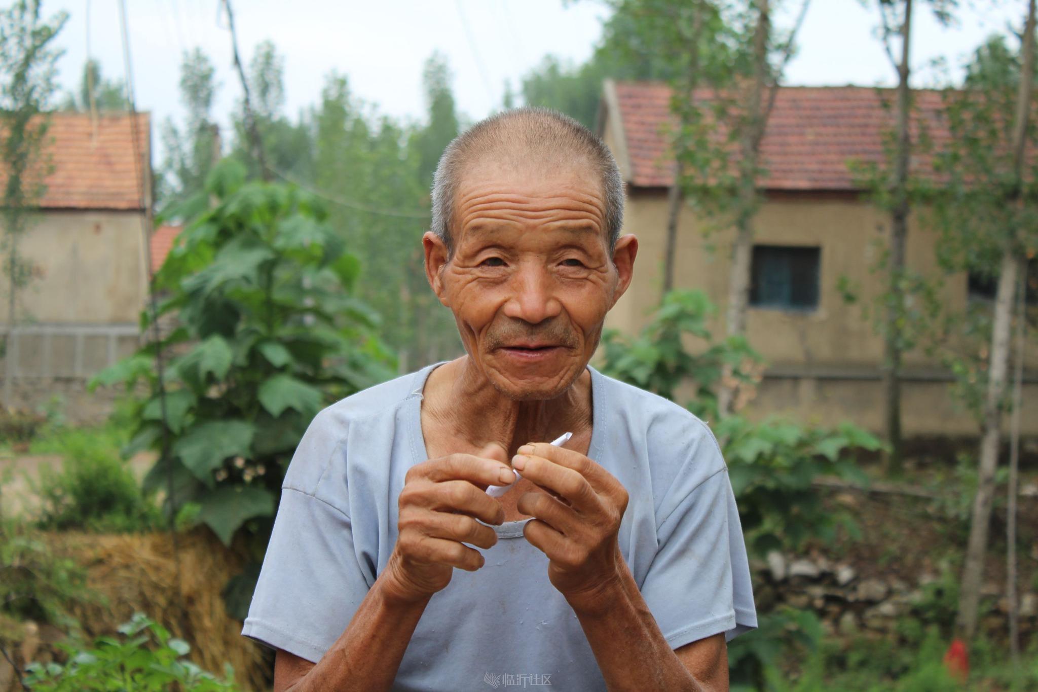 农村60岁以上的老人有高龄养老金,为什么他们还要坚持种地?