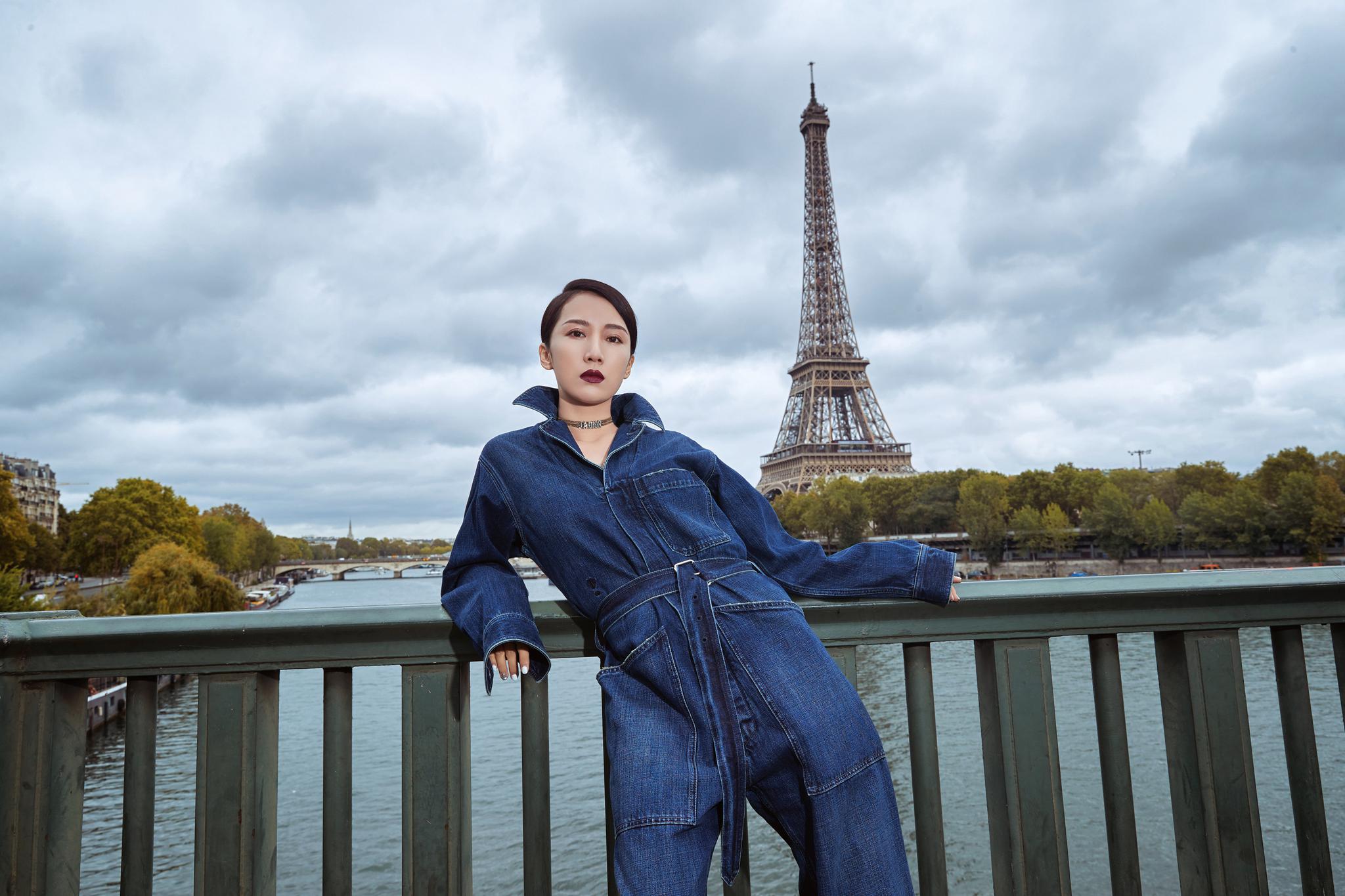 李念工装写真出炉连体牛仔衣尽显酷飒