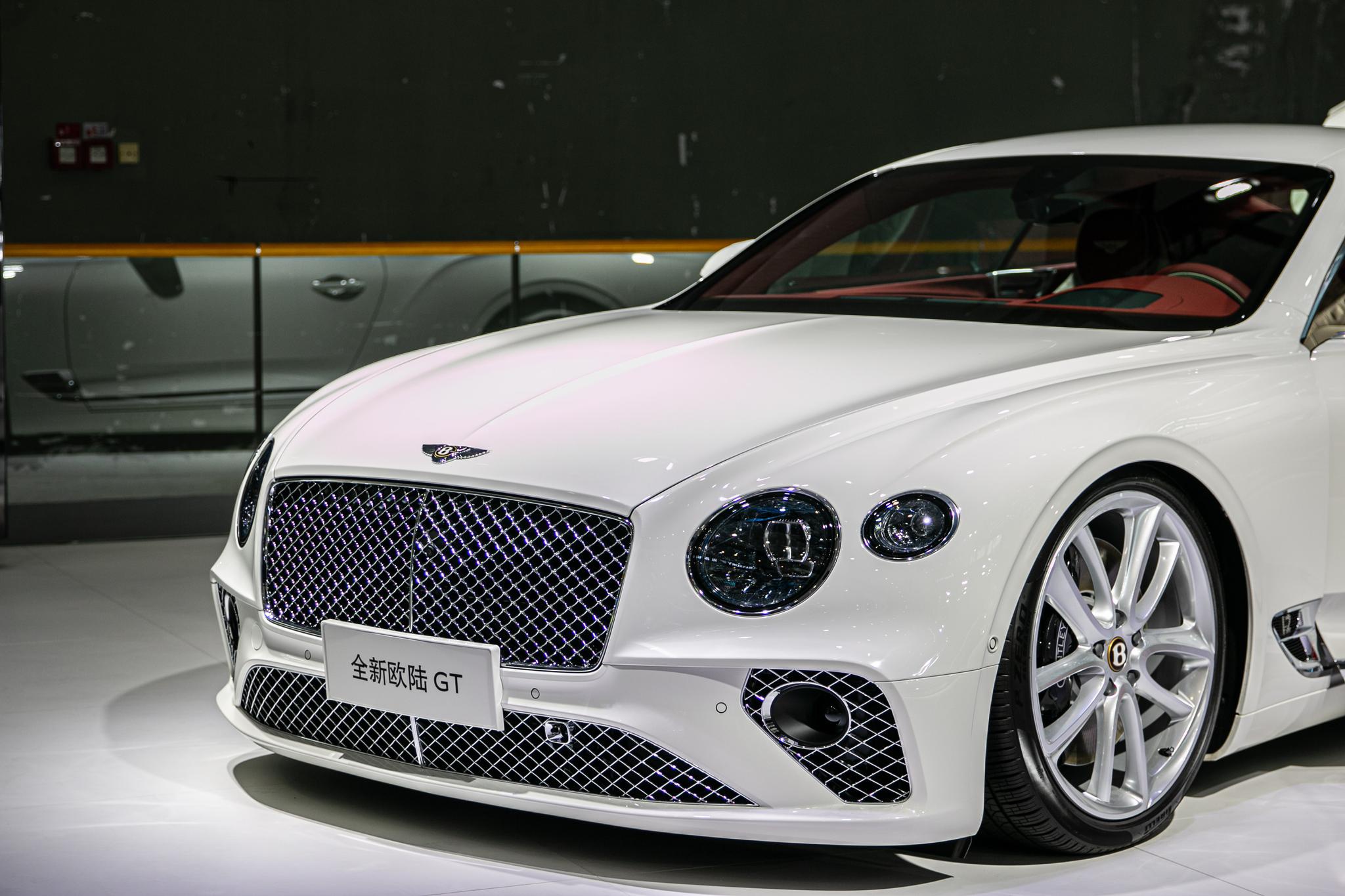 2019年末各大豪车品牌推出新款宾利这新款敞篷版跑车引人注目