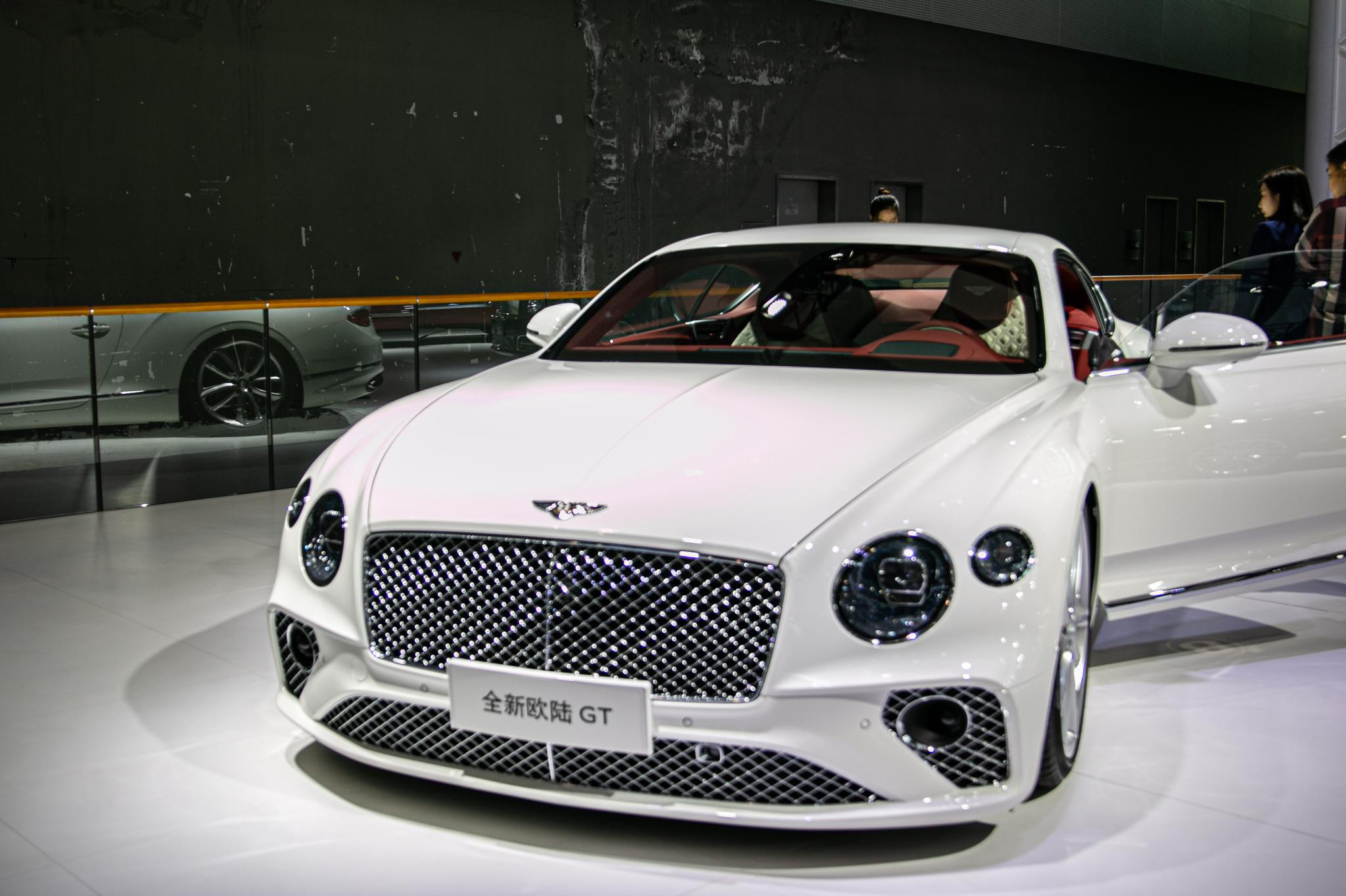 年末,各大豪车品牌推出新款,宾利这新款敞篷版跑车引人注目-新浪汽车