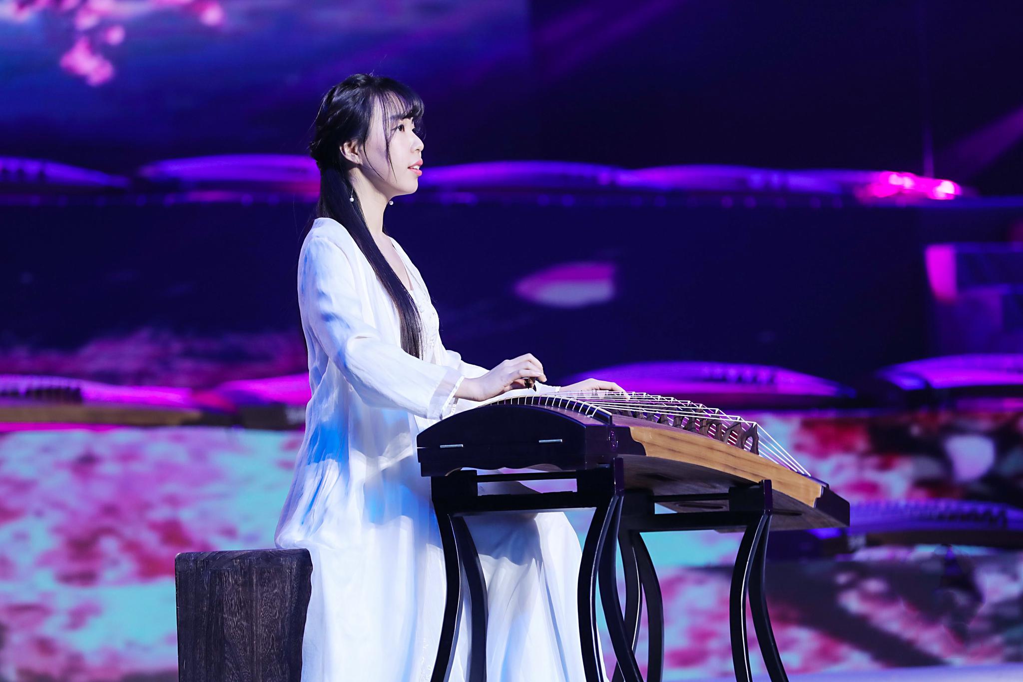青年古筝演奏家冯安婧男受邀参加全球古筝春晚演出