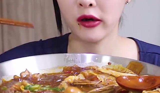 韩国主播最喜欢的中国美食大口塞到嘴里连形象都不顾
