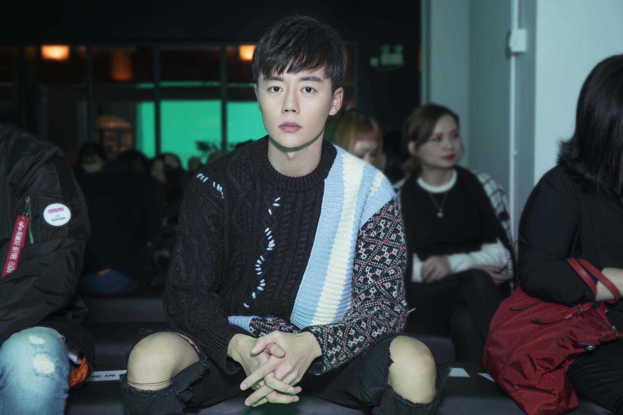 陈奕恩出席中国国际时装周 温暖少年的时尚"初体验"