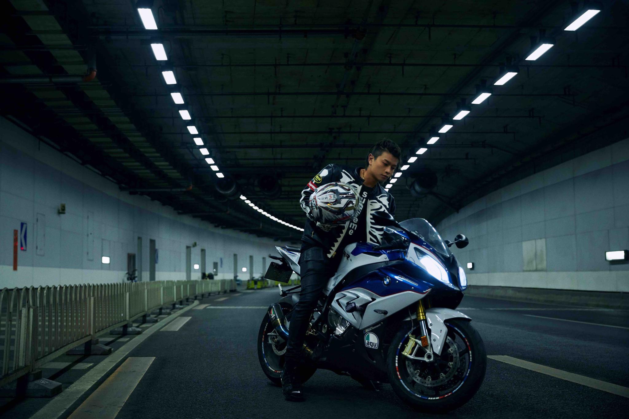 满舒克新单曲《FEEL GOOD》MV首发