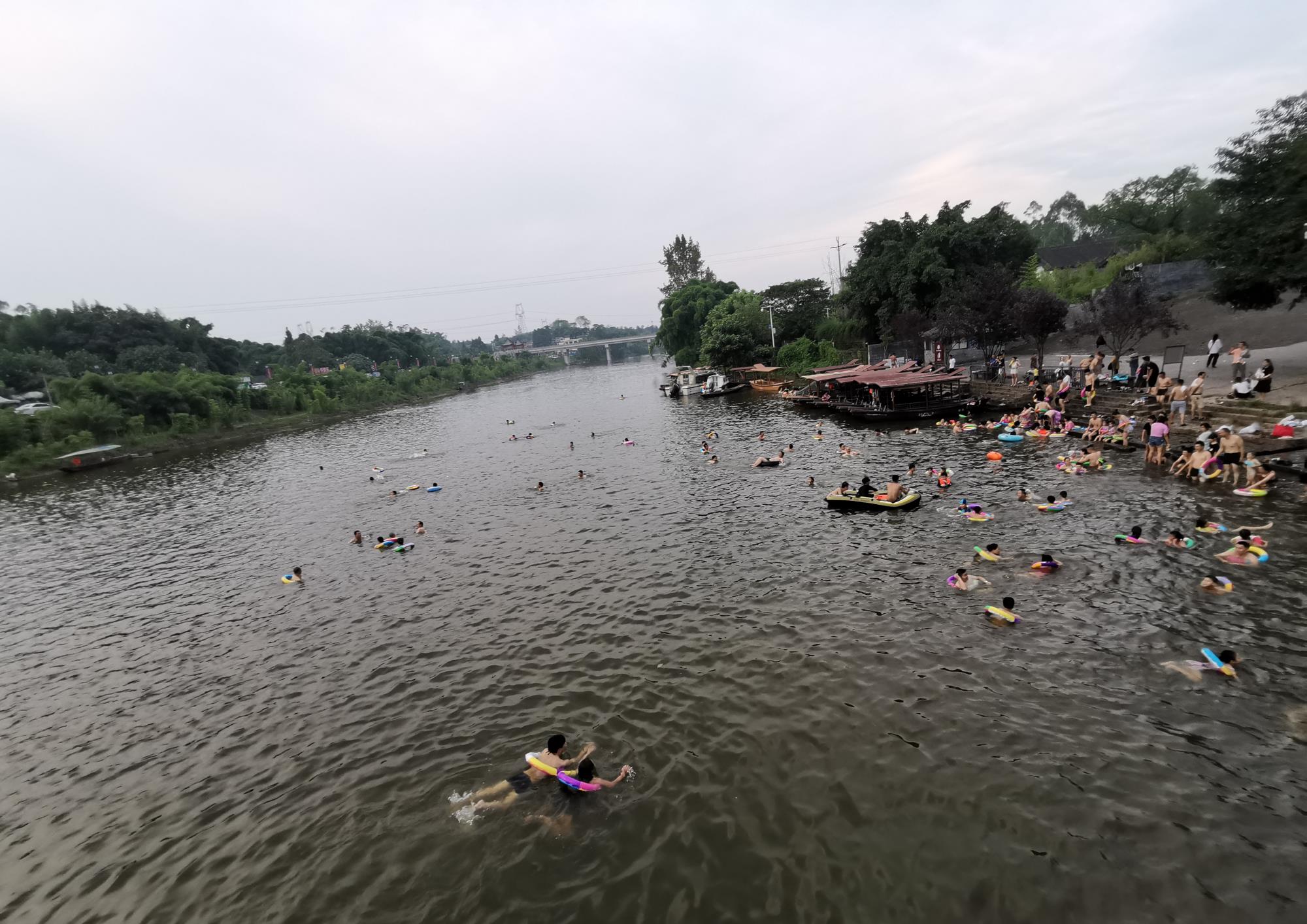 重庆这几天特别热荣昌万灵古镇濑溪河白银滩成了天然游泳场