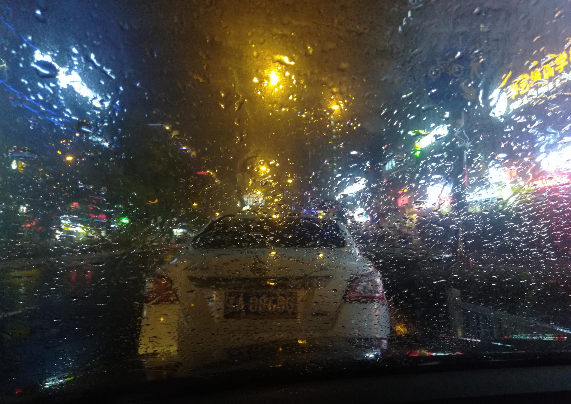 半夜下雨天的图片图片