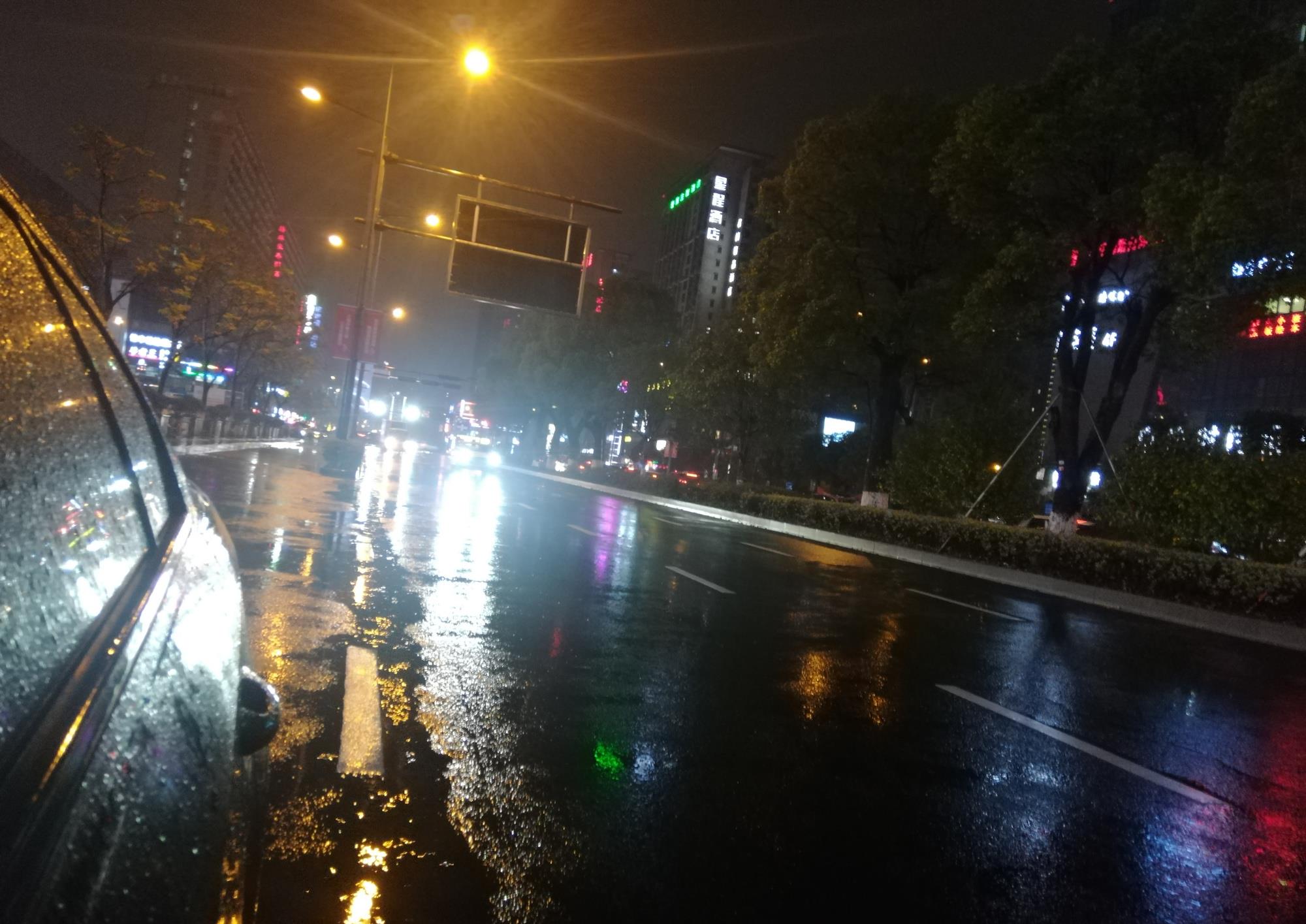 雨天夜晚行车事故高发的三大原因