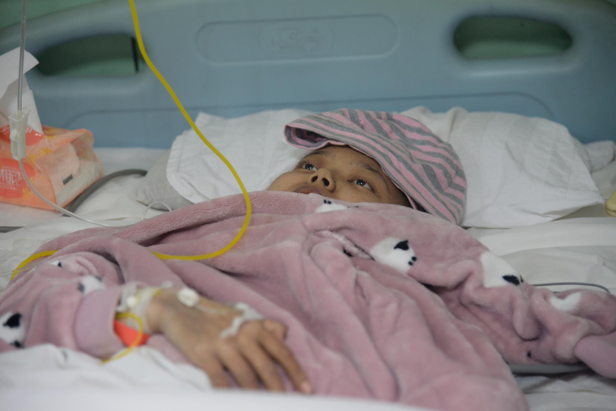 女孩奄奄一息求见母亲最后一面遭拒,父亲为她备好寿衣:安心去吧