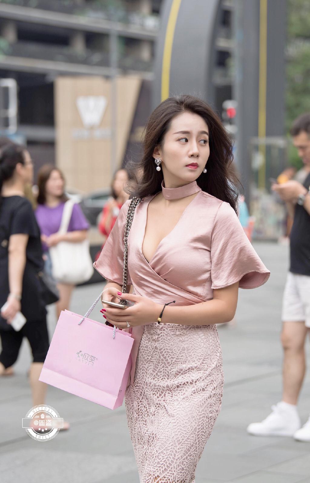 时尚街拍:不容反驳,本年度最美街拍图,小姐姐裙摆飞扬仙气十足