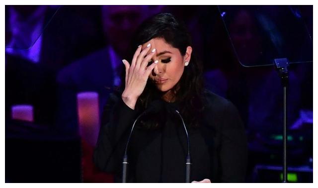 科比追悼会,瓦妮莎哭成泪人,不停用纸擦泪,乔丹称科比小老弟