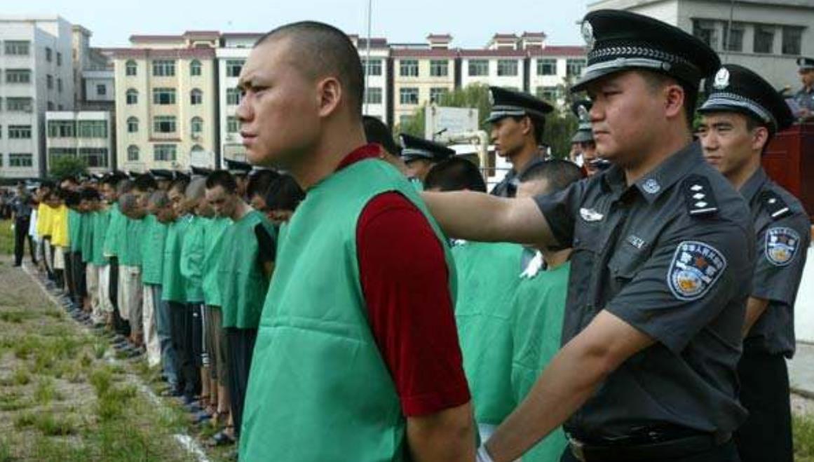 他是东北名噪一时的悍匪霸占24位女明星狠起来连自己都敢砍