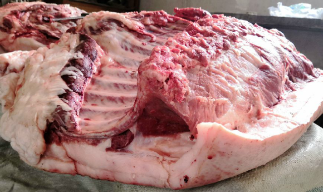 2800元在山里买了一头土猪爹说好多年没见过这么好的猪肉了