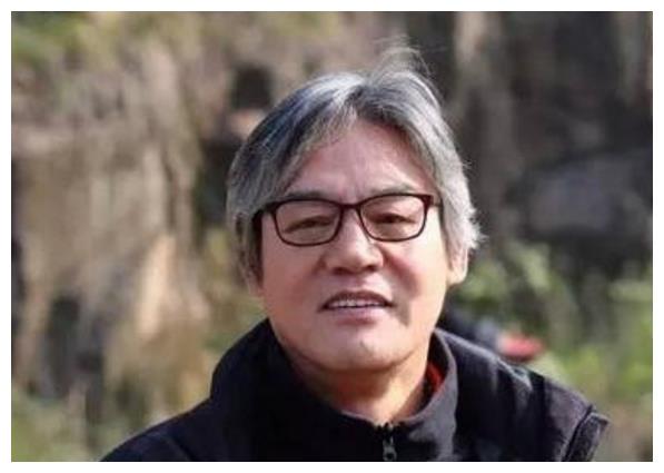 61岁王巍全家近照，如今的他老态尽显，儿子已成大腕