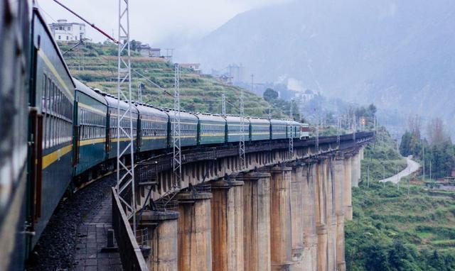 正文  龙骨甸大桥建造于上个世纪70年代,在当时没有像现在这么先进的