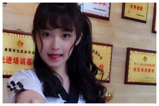 有种整容叫旋风少女的邓萍萍如今染回金发御姐范十足