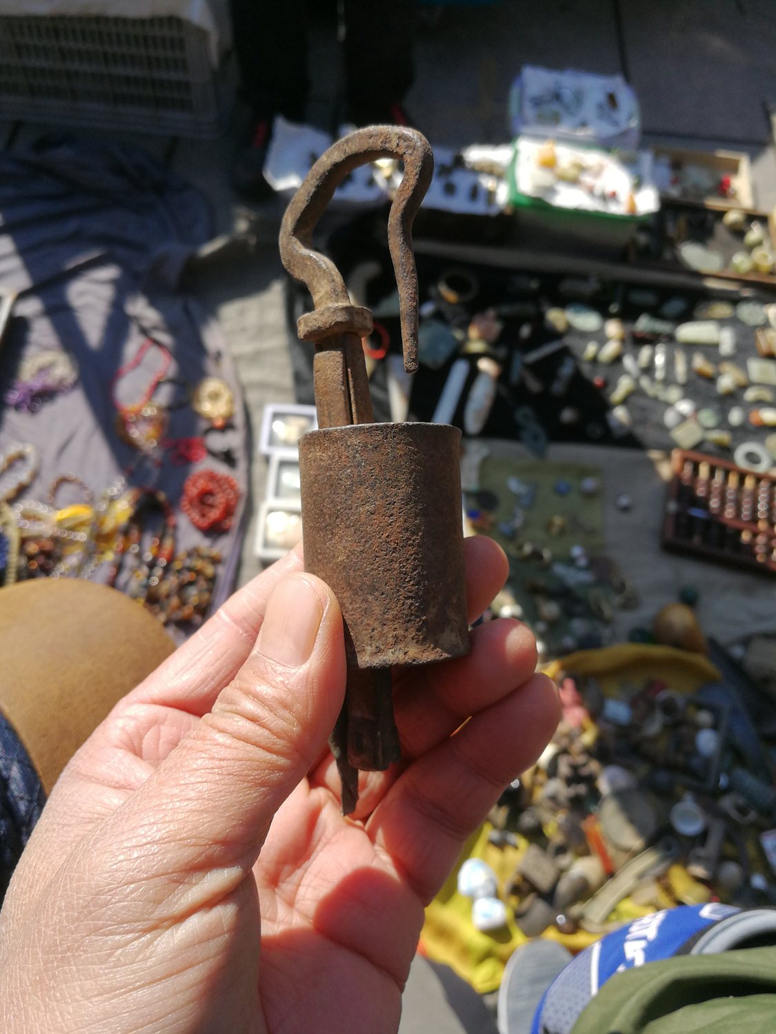 古玩地摊上,发现一个稀罕老物件,大家都不认识不知道做啥用