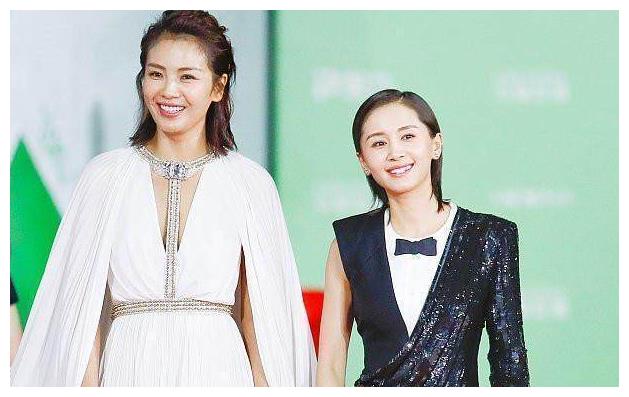 刘涛和赵薇同穿白色披肩裙差二岁一个似女王一个像村妇