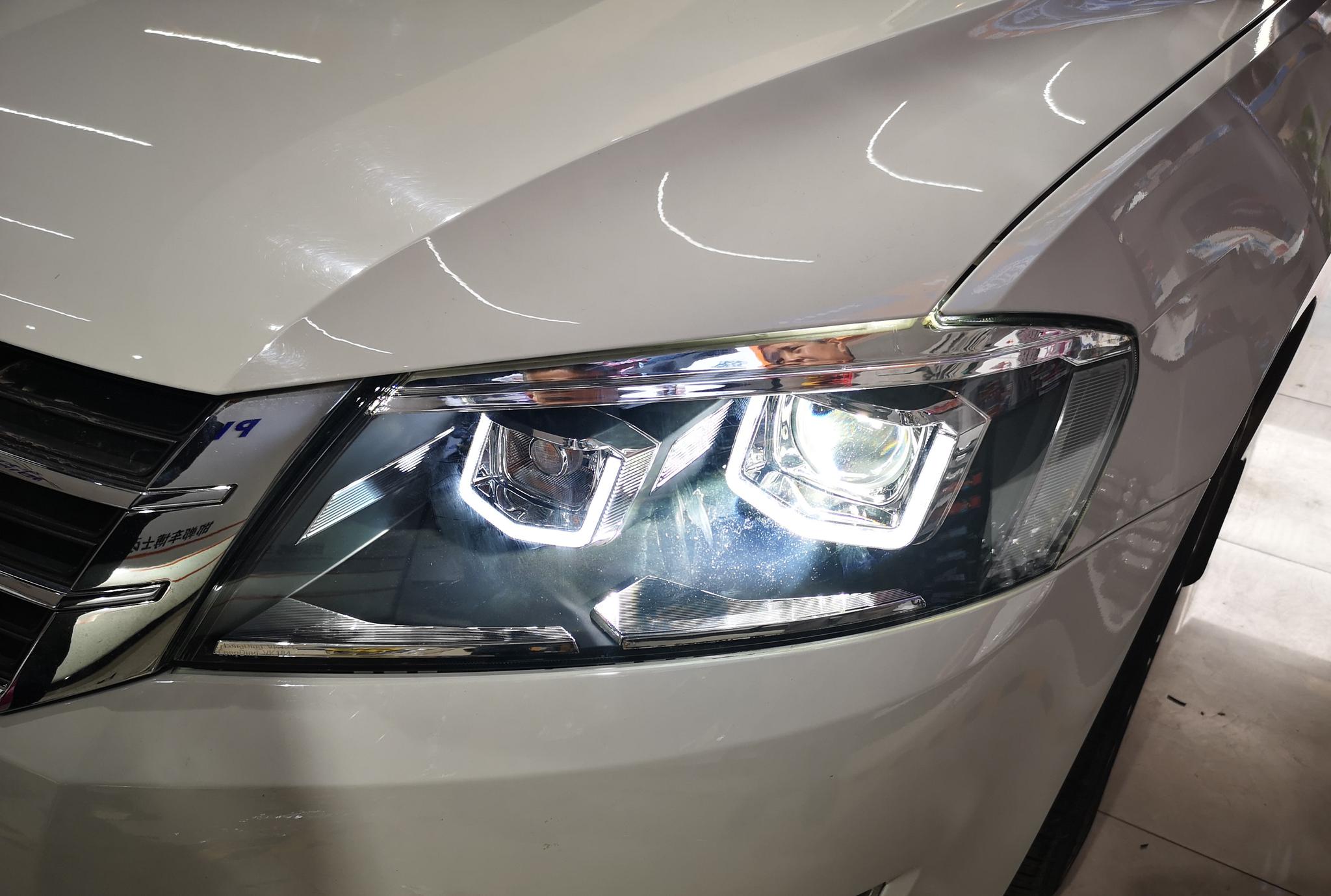 大众朗行改装双光透镜氙气大灯,近光铺满四车道-新浪汽车