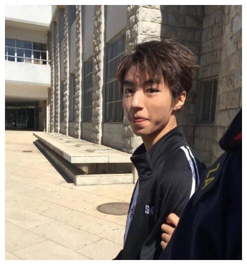 王俊凯身穿北影校服现身北京理工大学,参加五四联谊活动阳光帅气