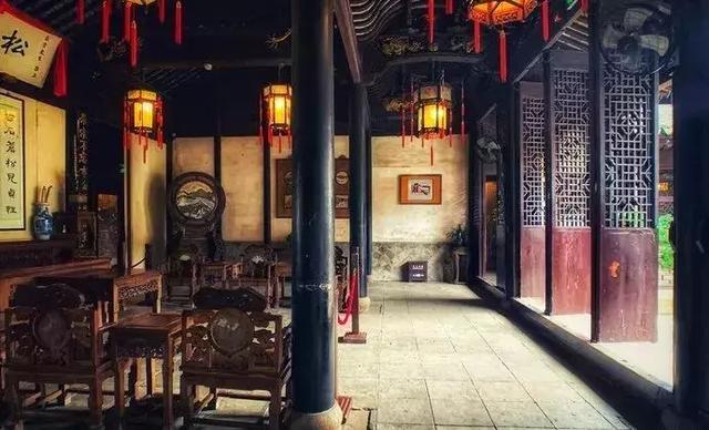 古代的江南宅子很有讲究也很精致,进入之后会有一瞬间有错位时空的